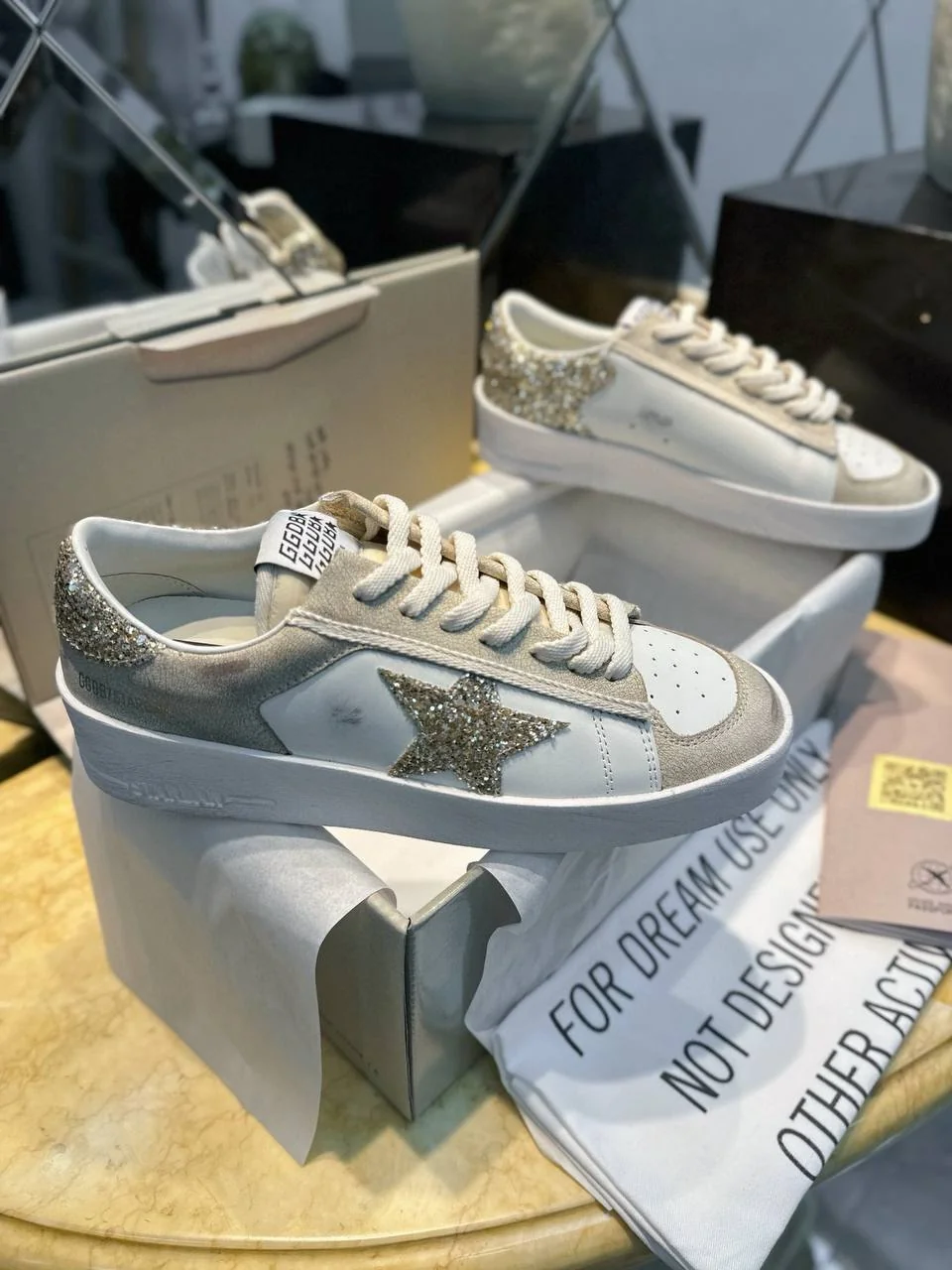 Жіночі кросівки - Golden Goose